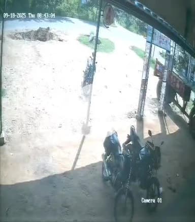 పినపాక: పినపాక మండలంలో ద్విచక్ర వాహనంపై రోడ్డు దాటుతున్న క్రమంలో కారు ఢీకొని రోడ్డు ప్రమాదం చోటుచేసుకుంది