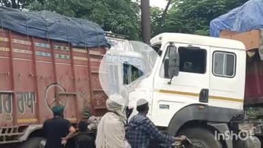 बहराइच: दोनक्का तिराहे के पास दो ट्रकों की हुई भीषण टक्कर, हादसे में चालक घायल