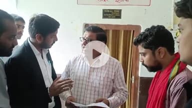 इटावा: श्रद्धालुओं ने नवरात्रि के दौरान मांस और मीट की दुकानों को बंद कराने के लिए कलेक्ट्रेट में सौंपा ज्ञापन