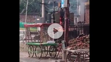 झांसी: गायत्री मंदिर के पास रखे ट्रांसफार्मर में लगी आग, धू-धू जल उठा ट्रांसफार्मर