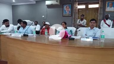 मंझनपुर: मंझनपुर जिला पंचायत में बैठक सम्पन्न, पोस्टमार्टम हाउस में डॉक्टर की लेटलतीफी पर जताई गई नाराजगी