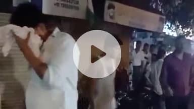 झांसी: इलाइट चौराहे पर रेस्टोरेंट संचालक ने ग्राहक की आंखों में लाल मिर्च पाउडर डालकर पीटा, वीडियो हुआ वायरल