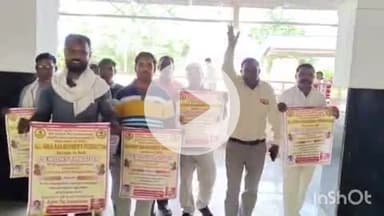 बहराइच: रेलवे स्टेशन परिसर में N.E रेलवे मजदूर यूनियन के पदाधिकारियों ने किया प्रदर्शन, आठवां पे कमीशन गठन करने की की मांग