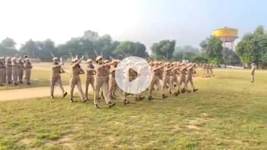 इटावा: पुलिस लाइन में पुलिस कर्मियों की फिटनेस के लिए एसएसपी ने दौड़ एवं ड्रिल करवाई, दंगा आदि से निपटने के लिए दिया प्रशिक्षण