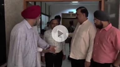 बिचौली हप्सी: प्रशासन के आदेश से व्यापारी और ट्रक ऑपरेटर्स परेशान, कलेक्टर से मिलकर बताई समस्या, कलेक्टर ने दिया आश्वासन