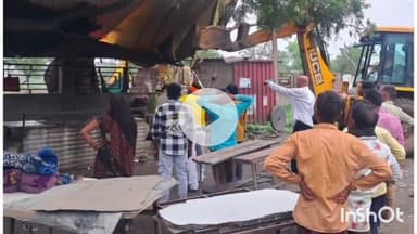 पीथमपुर: पीथमपुर के इंडोराम क्षेत्र में मांस-मटन की दुकानों पर चला बुलडोजर, नगर पालिका ने की कार्रवाई