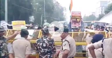 पटना ग्रामीण: बहाली की मांग को लेकर जेपी गोलंबर पर TRE-4 अभ्यर्थियों का बारिश में प्रदर्शन, सीएम आवास का घेराव करने जा रहे थे