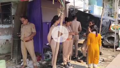 छिबरामऊ: काशीराम कॉलोनी में सिरफिरे आशिक ने प्रेमिका के बच्चों को तमंचे के बल पर बनाया बंधक, मौके पर 4 थानों की पुलिस फोर्स मौजूद