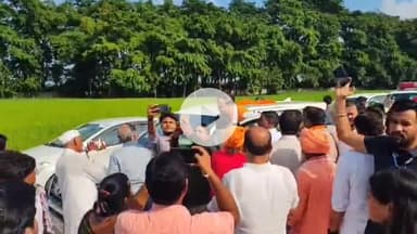 पूरनपुर: उपमुख्यमंत्री केशव प्रसाद मौर्य ने उदय करनपुर आश्रम में बाबा से की भेंट