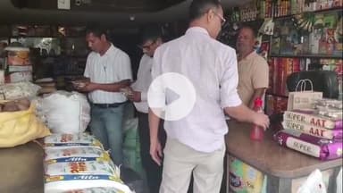 कोल: शहर में नवरात्रि के चलते खाद्य सुरक्षा विभाग ने दुकानों पर चलाया चेकिंग अभियान, दुकानों से कुट्टू के आटे के सैंपल भरे