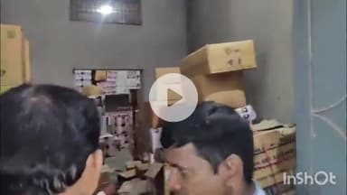 कोल: रघुवीरपुरी में प्रतिबंधित पॉलीथिन के गोदाम पर नगर निगम की टीम ने की छापेमारी, गोदाम किया सील