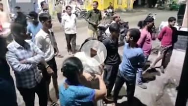 झांसी: गुलाबी गैंग के साथ मिलकर पत्नी ने अपने पति को दूसरी महिला के साथ पंचवटी के किराए के मकान में पकड़ा, वीडियो हुआ वायरल