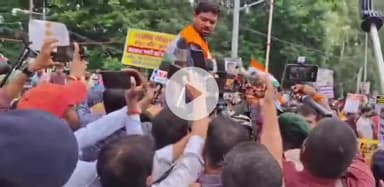 पटना ग्रामीण: पुलिस से बचने के लिए छात्र नेता दिलीप ने अपनाया पीके फिल्म का तरीका, तिरंगे को कपड़े की तरह पहना