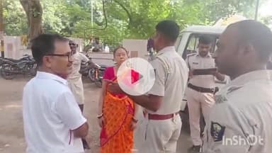 मुंगेर: कष्टहरणी गंगा घाट पर डूब रही एक वृद्ध महिला को गोताखोर ने बचाया, मौके पर पहुंची पुलिस