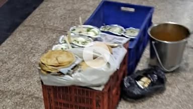 झांसी: झांसी स्टेशन के प्लेटफार्म नंबर एक पर खुले में बेचे जा रहे छोले भटूरे और अंडा बिरियानी का वीडियो वायरल