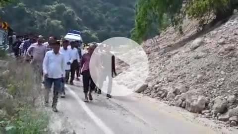 नरेन्द्रनगर: कैबिनेट मंत्री सुबोध उनियाल और डीएम टिहरी ने ऋषिकेश-चंबा मोटर मार्ग पर आपदा प्रभावित क्षेत्र का दौरा किया