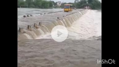 नीमच नगर: बच्चों से भरी स्कूल बस ने सिंगोली पटियाल मार्ग की पुलिया पार की, वीडियो वायरल