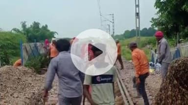 प्रतापगढ़: रामफलइनारी गेट संख्या 58 पर ट्रैक की मरम्मत के चलते आवागमन रहा बंद