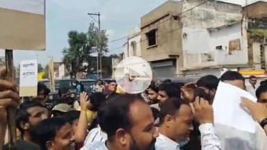 डालीबाबा में गड्ढेदार सड़क के विरोध में युवक कांग्रेस का धरना, जिला प्रशासन को दी प्रदर्शन की चेतावनी