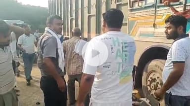 झांसी: माल गोदाम के पास एक ट्रक ने दो स्कूटी सवारों को मारी टक्कर, दो युवक घायल, दोनों स्कूटी हुईं क्षतिग्रस्त