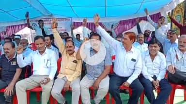 सागर नगर: सहकारिता समिति के कर्मचारियों ने हड़ताल के 12वें दिन बैंक का किया घेराव, आश्वासन के बाद घेराव समाप्त, हड़ताल जारी