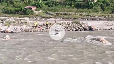 भटवाड़ी: स्यूणा गांव के पास गंगा भागीरथी नदी के बीच एक वाहन दिखा, वाहन नदी के बीच कैसे पहुंचा, इसका अभी तक पता नहीं चल पाया