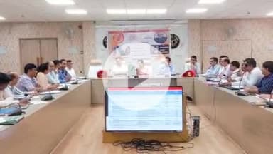 बहराइच: विकास भवन सभागार में नोडल अधिकारी ने जिले के अधिकारियों के साथ की बैठक, दिए आवश्यक दिशा निर्देश