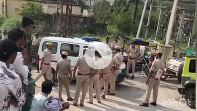 गढ़बोर: चारभुजा में करंट लगने से लाइनमैन की मौत, ग्रामीणों ने किया प्रदर्शन, 25 लाख और संविदा पर नौकरी की मांग की