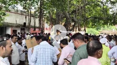 जौनपुर: TET अनिवार्यता के खिलाफ कलेक्ट्रेट में शिक्षकों का हुजूम उमड़ा