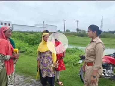 उतरौला: महिला बीट अधिकारियों ने ग्राम चौपाल का आयोजन कर महिलाओं की सुरक्षा समस्याओं का निस्तारण किया