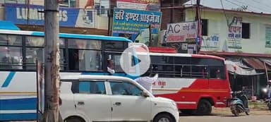 प्रतापगढ़: भगवा चूंगी के बस अड्डे पर नंबर को लेकर दो बस कर्मियों में विवाद, राहगीर हुए परेशान