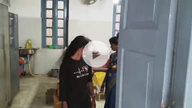 लोहरदगा: कचहरी मोड़ के पास हेडफोन लगाकर स्कूटी चलाने से कार से टक्कर, 4 लोग घायल