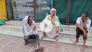 इटावा: नवीन मंडी स्थित खाद वितरण केंद्र पर किसानों को खाद के लिए घंटों इंतजार करना पड़ रहा है