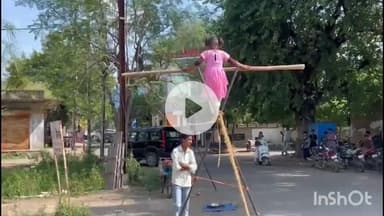 नीमच नगर: नीमच में रस्सी पर करतब दिखाती बच्ची, देखने के लिए उमड़ी भीड़