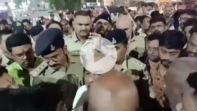 सोचिए कितनी बेलगाम हो चुकी है जबलपुर पुलिस, जनता पर तो रोज अत्याचार करती ही थी आज भाजपा नेता पर भी कर दिया अत्याचार... कोई कमांड करने वाला नहीं बचा इनको
#jabalpurpolice #bjp