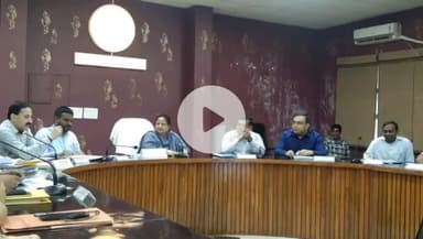 कोल: विकास कार्यों में तेजी लाने के लिए मंडलायुक्त ने की कड़ी समीक्षा