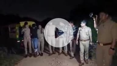 झांसी: लड़की का मोबाइल लूटकर भागा बदमाश ऑटो चालक की कारगुआ जी के जंगल में पुलिस से हुई मुठभेड़, पैर में लगी गोली