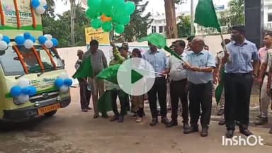 मुंगेर: जिलाधिकारी और नगर आयुक्त ने स्वच्छता रथ को हरी झंडी दिखाई