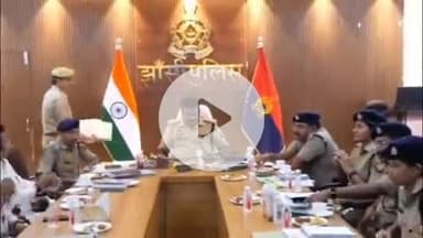 झांसी: पुलिस लाइन में मासिक अपराध गोष्ठी में एसएसपी ने महिला उत्पीड़न और टॉप-10 अपराधियों पर कार्रवाई के दिए निर्देश