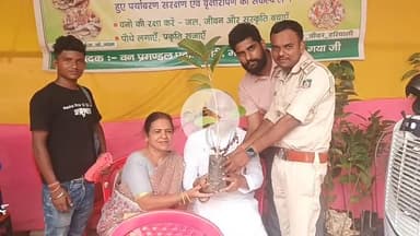 पितृपक्ष मेला में गया वन प्रमंडल के अक्षयवट शिविर के माध्यम से पिंडदानी अपने पूर्वजों के याद में कर रहे हैं वृक्षारोपण।