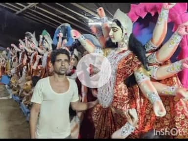 उतरौला: उतरौला में कोलकाता से आए मूर्तिकार दुर्गा प्रतिमाओं को अंतिम रूप देने में जुटे