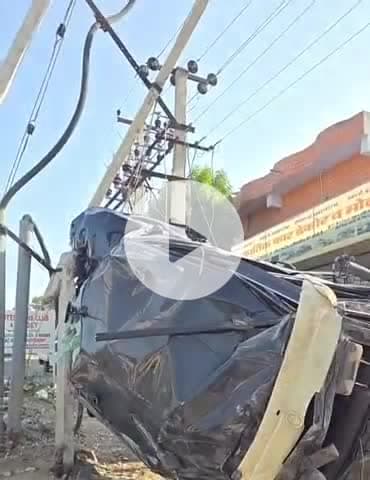 बाड़मेर: नेशनल हाईवे-68 पर एक बेकाबू स्कॉर्पियो पलटी, सड़क किनारे लगे ट्रांसफॉर्मर व बिजली के खंभों पर चढ़ी, दो युवक घायल