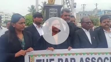 మహబూబ్ నగర్ అర్బన్: న్యాయవాదులపై దాడులు కు నిరసనగా తెలంగాణ చౌరస్తాలో ధర్నా చేపట్టిన బార్ అసోసియేషన్ సభ్యులు