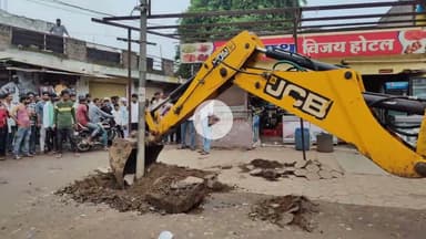 सिंगोट अतिक्रमण विवाद: गरीबों के घर टूटे, ग्रामीणों ने लगाए सरपंच जिंदाबाद के नारे"