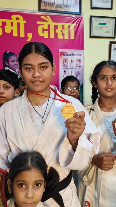 स्कूल गेम करते विजेता खिलाड़ी