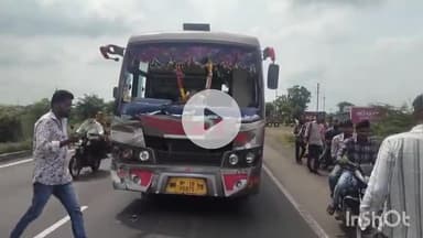 धार: धामनोद में बड़ा सड़क हादसा, गौर बस और आईसर की हुई भीषण भिड़ंत