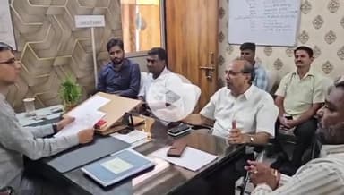 गिरिडीह: बरगंडा स्थित काली मंडा विश्वनाथ मंदिर पूजा समिति के सदस्य नगर निगम कार्यालय में उप नगर आयुक्त से मिले