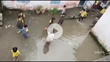 महू में तेज बारिश से स्कूल में भरा पानी, बच्चों को हुई परेशानी, वीडियो वायरल
