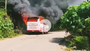 बद्दी: बद्दी फैक्ट्री के बाहर खड़ी टूरिस्ट बस में लगी भीषण आग