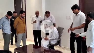 इटावा: सदर इलाके के चौगुर्जी आवास पर सपा महासचिव शिवपाल सिंह यादव ने जनता की समस्याएं सुनीं, भाजपा पर साधा निशाना